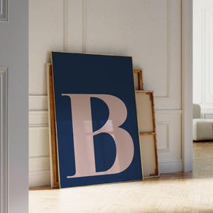 Póster de la letra B, azul marino y rosa oscuro, impresión inicial B, impresión de monograma, arte de pared para habitación de niña, decoración de dormitorio azul marino, impresión de una sola letra