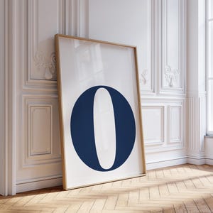 Póster con la letra O, arte estético, letrero con nombre, azul marino y blanco, dormitorio universitario, decoración de guardería con letras, arte de pared preppy, habitación de cuna para niños