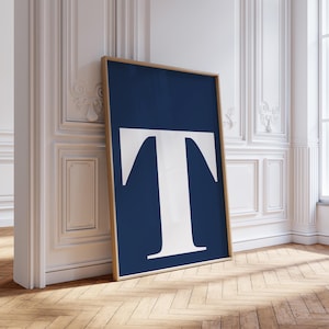 Póster de la letra T, arte mural azul marino, impresión inicial T, decoración de dormitorio preppy, decoración infantil azul marino, inicial imprimible, impresiones de letras grandes, tendencia