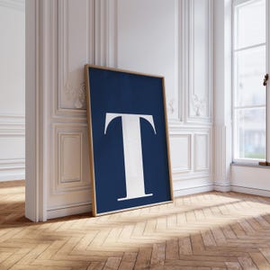 Póster de la letra T, arte mural azul marino, impresión inicial T, decoración de dormitorio preppy, decoración infantil azul marino, inicial imprimible, impresiones de letras grandes, tendencia