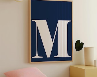 Letter M marineblauwe kunstprint – Gedurfde eerste poster voor slaapzaal, tiener of kinderkamer