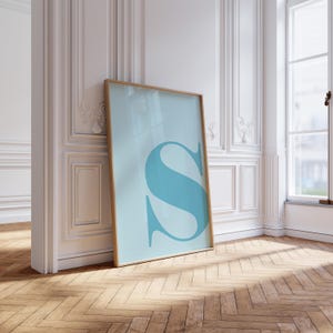 Lámina con la letra S: Arte del alfabeto en azul claro para la decoración de la habitación del bebé o del dormitorio universitario.