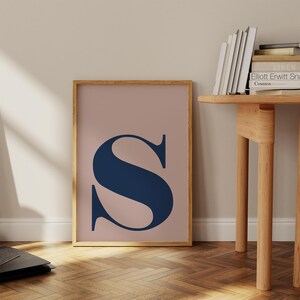 Póster con la letra S, letras imprimibles, póster con letra estilo preppy, linda decoración de pared, casa universitaria, decoración de pared para guardería con inicial, rosa y azul imagen 5