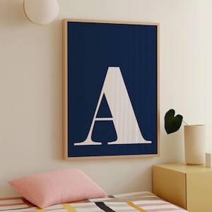 Bokstaven A-poster, pojkarstryck, studenthemskonst, utskrivbar initial, bokstäver för barnrum, trendig studenthemsstil, preppy väggkonst, A-initial, marinblå
