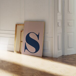 Póster con la letra S, letras imprimibles, póster con letra estilo preppy, linda decoración de pared, casa universitaria, decoración de pared para guardería con inicial, rosa y azul imagen 7