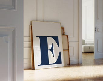 ネイビーブルーの文字「E」プリント、モダンなイニシャルウォールアート（デジタルダウンロード）