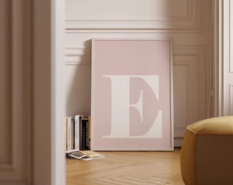 文字「E」プリント、淡いピンクのイニシャルポスター、ティーンガール向けインテリア（デジタルダウンロード）