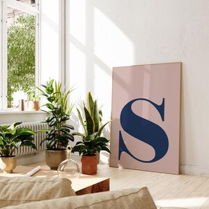 Póster con la letra S, letras imprimibles, póster con letra estilo preppy, linda decoración de pared, casa universitaria, decoración de pared para guardería con inicial, rosa y azul imagen 2