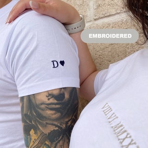 Camiseta de pareja bordada personalizada, camiseta con números romanos, fecha de aniversario, fecha de boda, camiseta de pareja a juego para el Día de San Valentín.