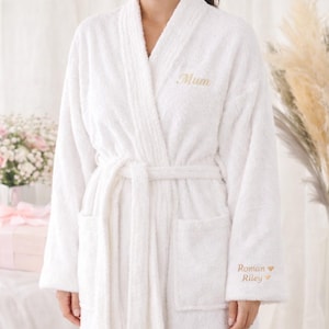 Szlafrok z haftowanej froty, spersonalizowany prezent na Dzień Matki