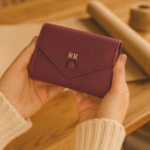 Portafoglio/borsa a busta in vera pelle con monogramma, nome o iniziali in rilievo