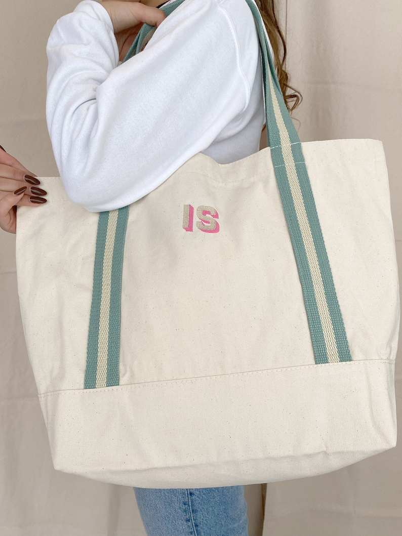 Gepersonaliseerde draagtas geborduurd met initialen aangepaste tote shopper aangepaste canvas tote tas naam tote tas bruidsmeisje cadeau tas salie groene tote afbeelding 10