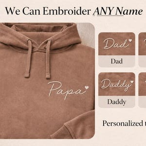 Pode incluir: Um moletom marrom com a palavra "Papa" bordada na frente. A imagem tamb&eacute;m mostra exemplos de op&ccedil;&otilde;es de bordado personalizado, incluindo "Dad", "Papa", "Daddy" e "Pai".