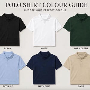 Pode incluir: Um guia de cores para camisas polo, apresentando seis cores diferentes: preto, branco, verde escuro, azul celeste, azul marinho e areia. Cada camisa &eacute; exibida com seu nome de cor correspondente.
