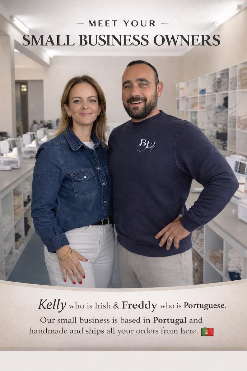 Pode incluir: Imagem promocional de dois pequenos empres&aacute;rios, uma mulher e um homem, lado a lado. A mulher usa uma camisa jeans e cal&ccedil;as brancas, enquanto o homem usa um moletom azul marinho e cal&ccedil;as c&aacute;qui. O texto diz: "Conhe&ccedil;a os seus pequenos empres&aacute;rios".