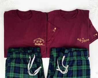 Pijamas navideños para parejas: Camisas burdeos, pantalones de franela a cuadros y mangas con inicial personalizada.