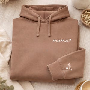 Geborduurd gepersonaliseerd mama-sweater, Moederdagcadeau, cadeau nieuwe moeder, draag mijn hart op de mouw, aangepaste kindernamen op mouwtrui