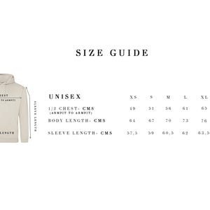 Pode incluir: Um guia de tamanhos para um moletom unissex, com medidas em cent&iacute;metros. O guia inclui medidas de peito, comprimento do corpo e comprimento da manga para os tamanhos XS a 2XL. O texto "SIZE GUIDE" est&aacute; no topo.