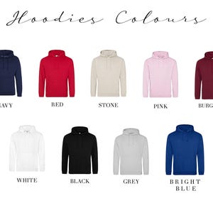 Pode incluir: Exibi&ccedil;&atilde;o de nove hoodies em v&aacute;rias cores: azul marinho, vermelho, pedra, rosa, bord&ocirc;, branco, preto, cinza e azul brilhante. A frase "Hoodies Colours" est&aacute; escrita em it&aacute;lico no topo.