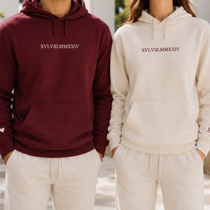 Sweat à capuche brodé personnalisé pour couple : date en chiffres romains, cadeau de la Saint-Valentin pour petit ami ou petite amie