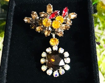 Vintage Chatelaine cabochon daisy brooch in amber, yellow and garnet glass rhinestones in silver metal France 1950s
