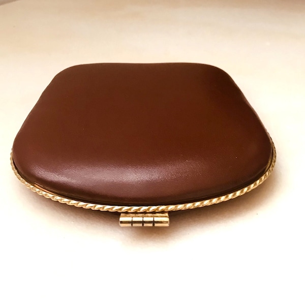 Vintage poudrier compact en cuir Marron et laiton, Miroir biseauté France 1950