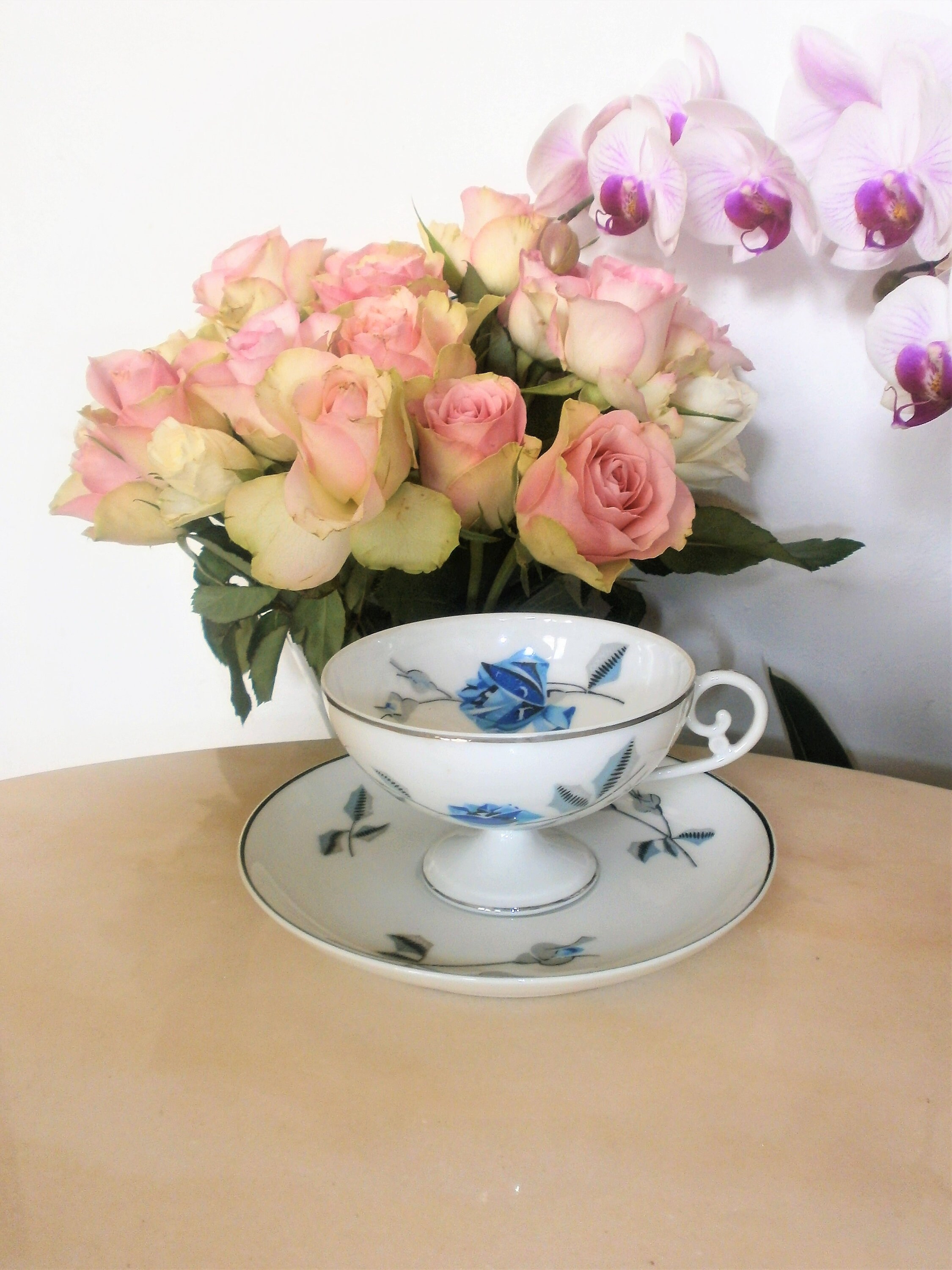 Tasse à Thé sur Pied et Sa Soucoupe Porcelaine de Limoges Minerve Décors Roses Bleues