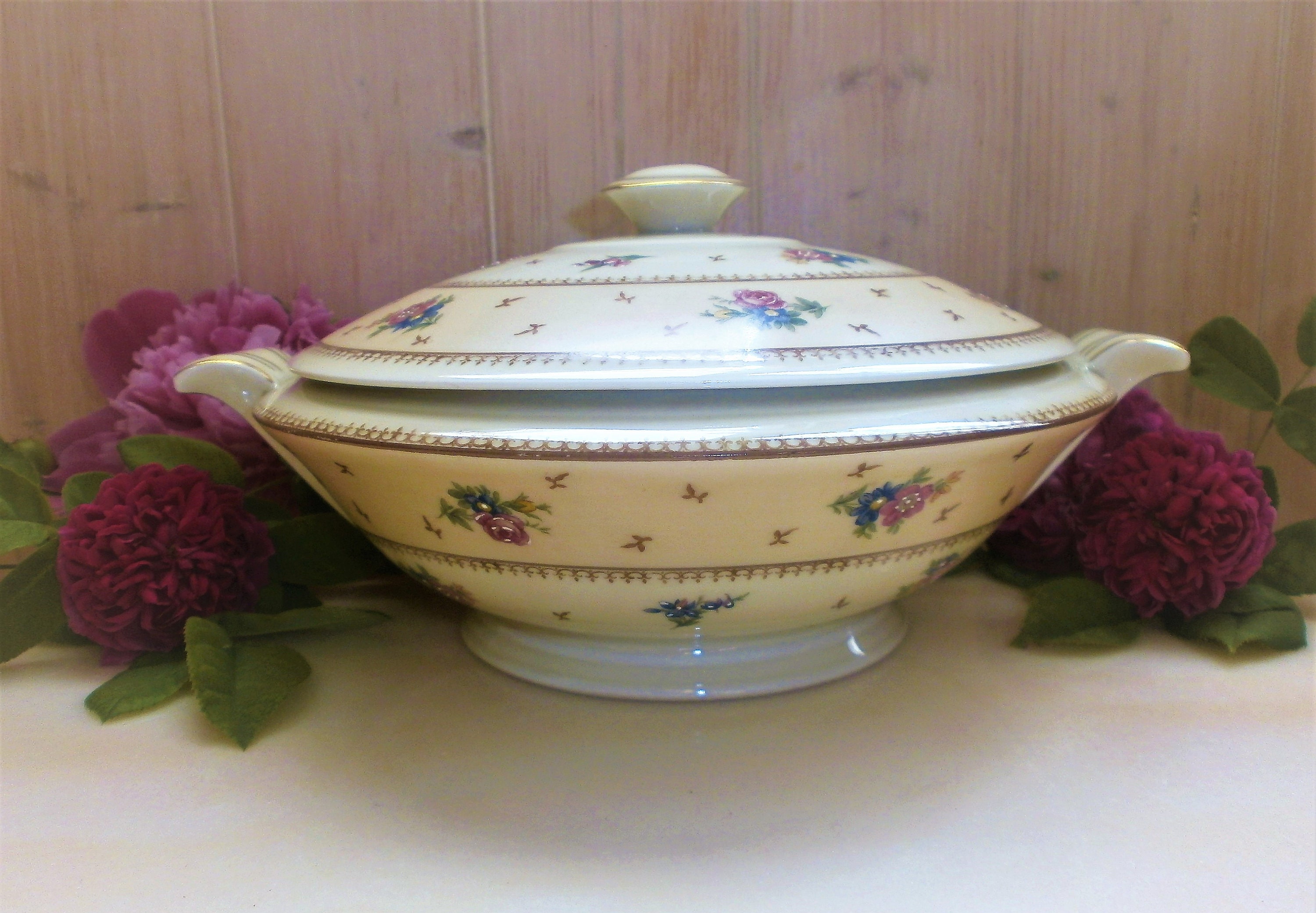 Soupière en Porcelaine de Style Boudoir Décor Floral Ancienne Fabrique Royale Limoges Signé d'artois