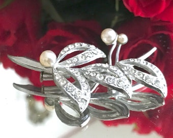 Vintage Art Deco Silvered brooch leaves of glass rhinestones and flowers imitation cultured pearls 1930s France