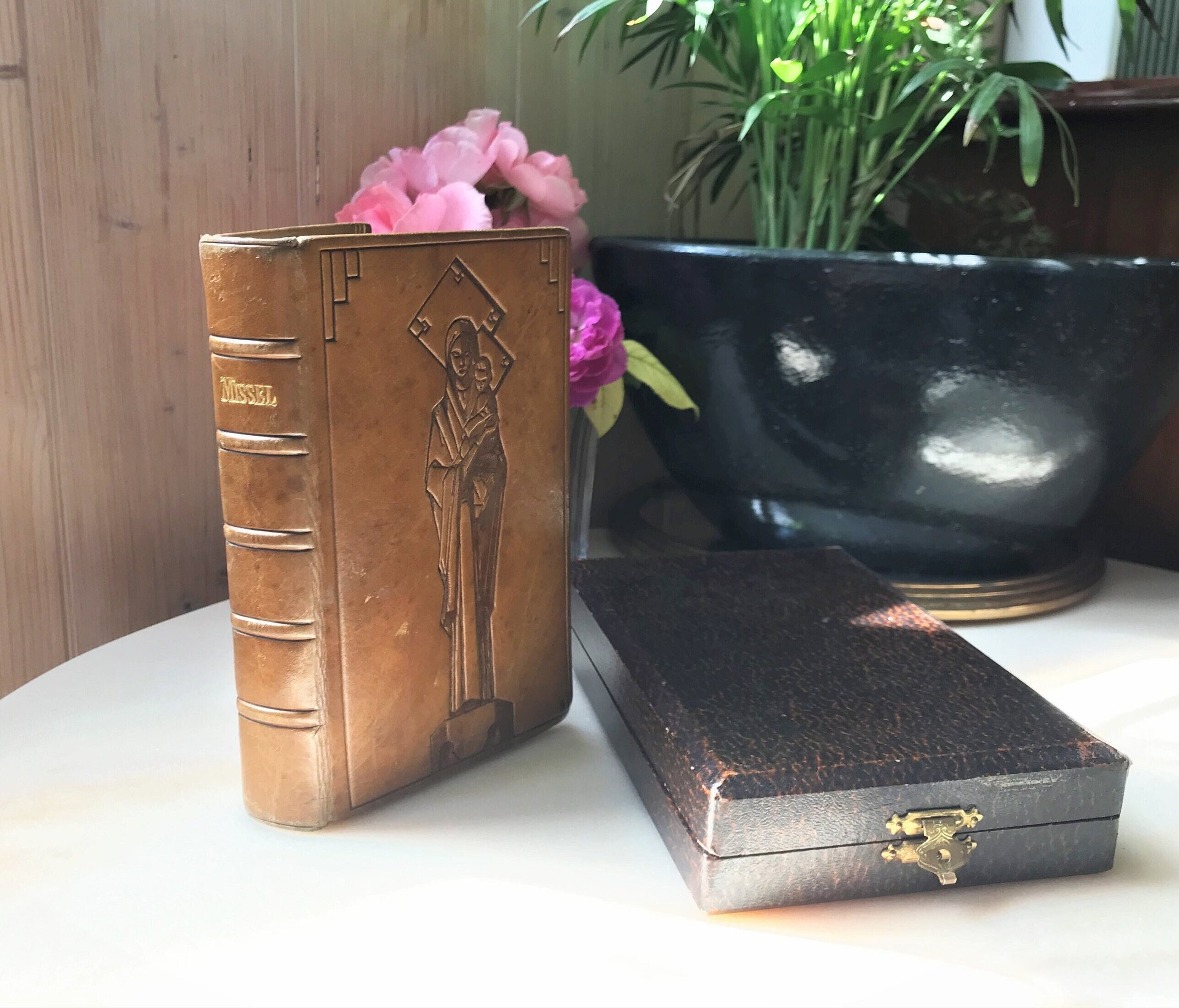 Missel Notre Dame de Lourdes Couverture Cuir Repoussé Vierge à L'enfant Dans Écrin d'origine 1936