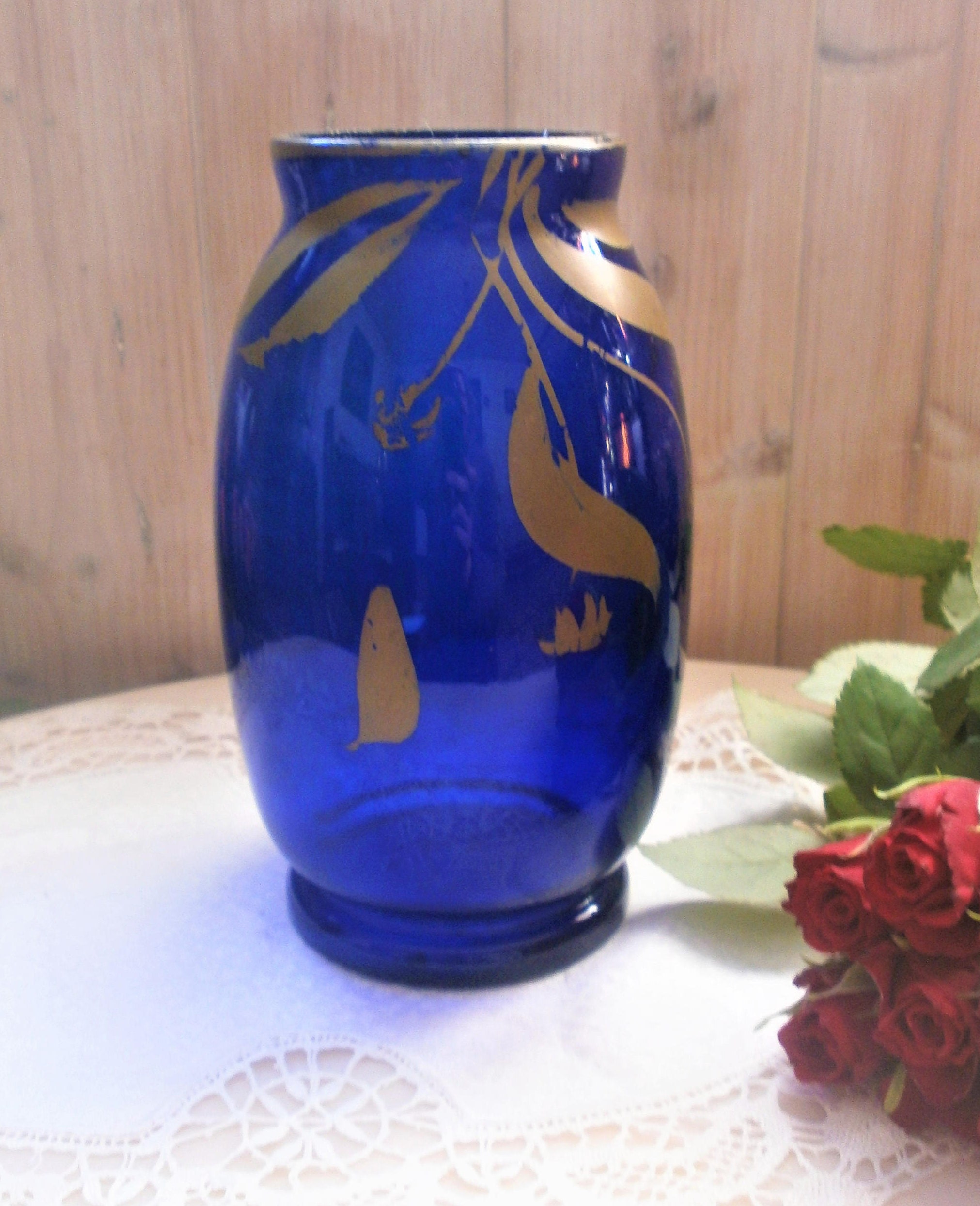 Fin Xixème Vase Bleu Cobalt à Volutes Dorées en Verre Soufflé Bullé//Déco Vintage//Shabby Chic Gift