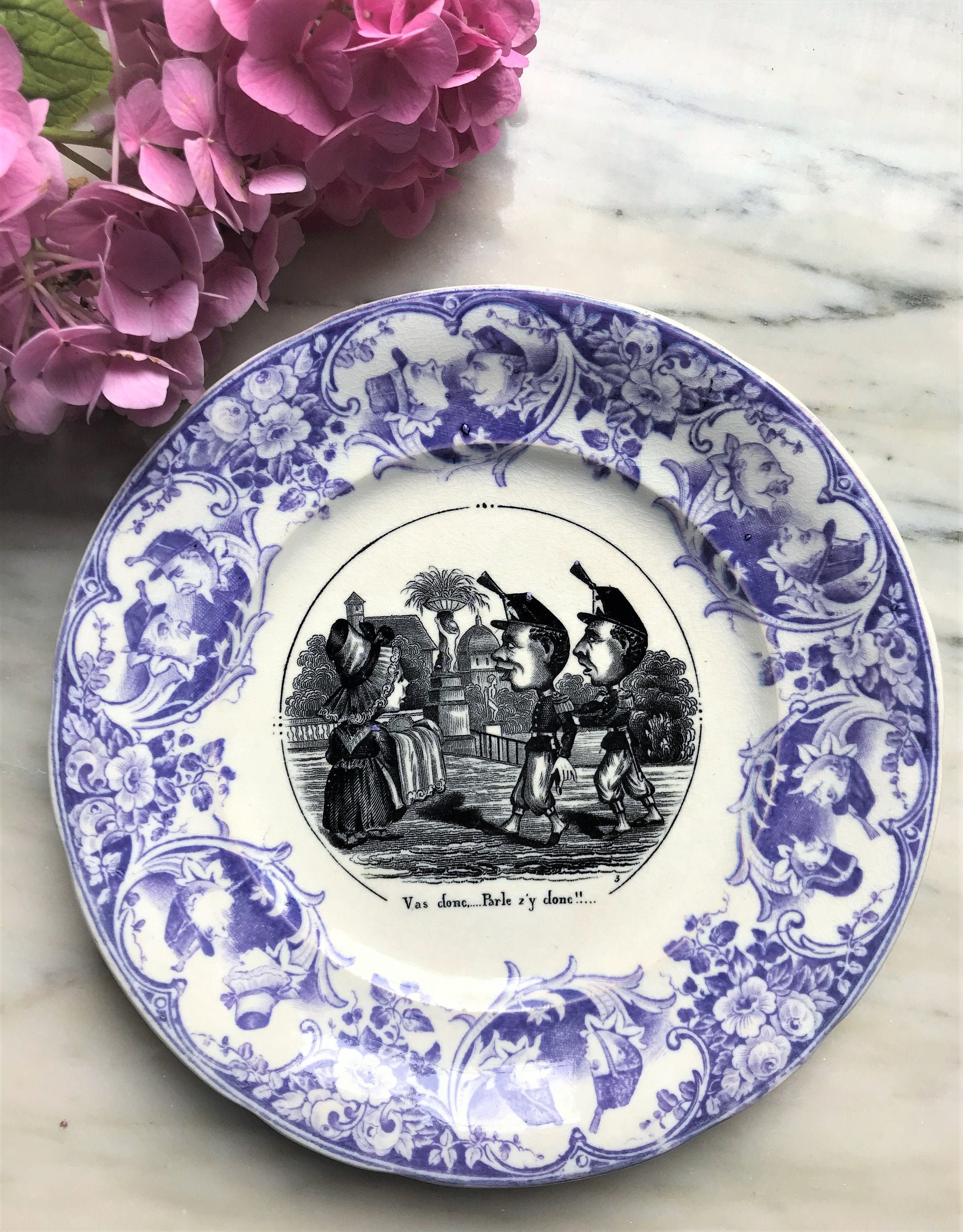 Plaque Antique Français, Assiette Parlante Satirique Grotesque Opaque de Sarreguemines Xixème