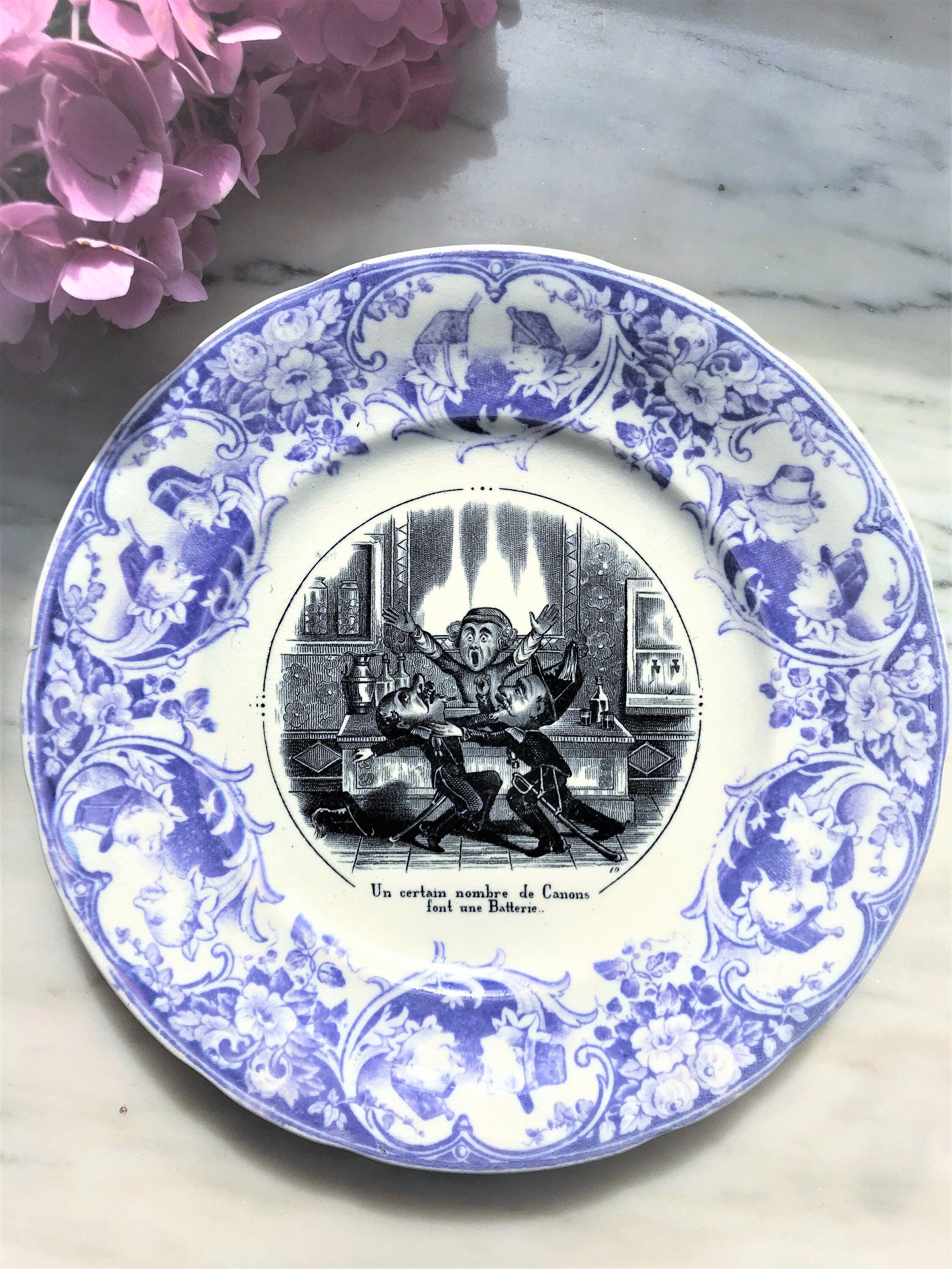 Plaque Antique Français, Assiette Parlante Satirique Garde Nationale Française Opaque de Sarreguemin