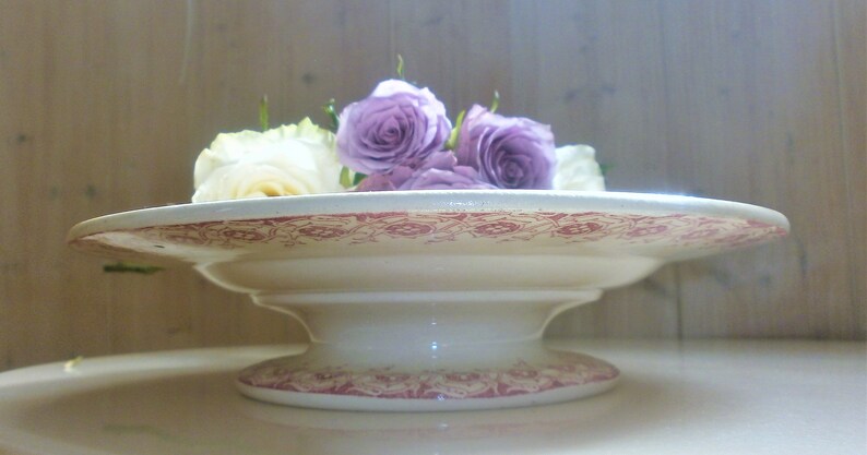 AntiqueFran\u00e7ais Porcelaine opaque de Gien Stand Cake Pink transferware 19thPink transferware geometric floral pattern