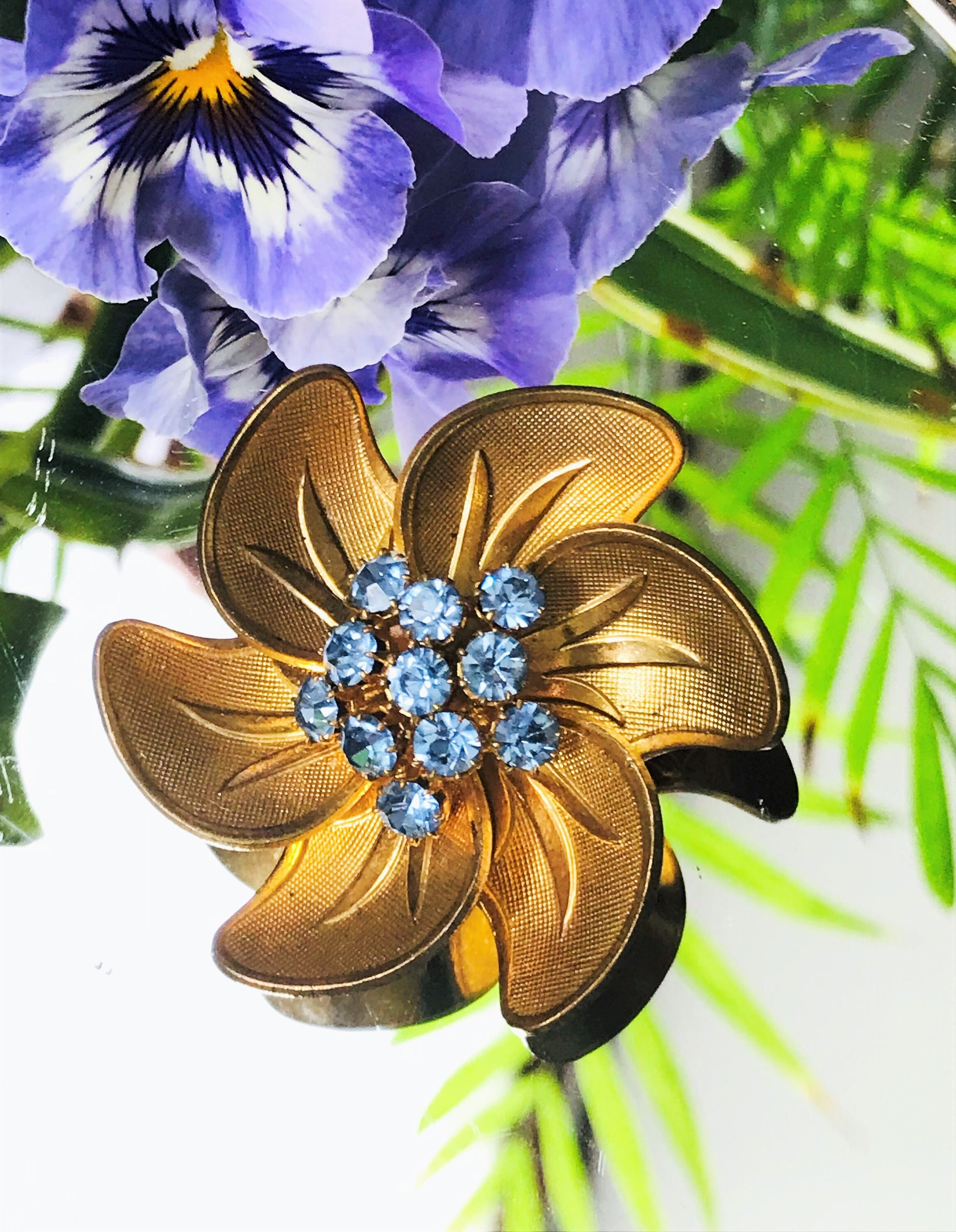 Grande broche vintage Art déco en métal plaqué or avec onyx noir rond à facettes des années 1940 FRANCE rare trouvaille cadeau parfait collection de bijoux - France