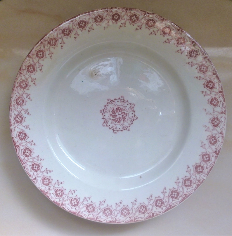 AntiqueFran\u00e7ais Porcelaine opaque de Gien Stand Cake Pink transferware 19thPink transferware geometric floral pattern