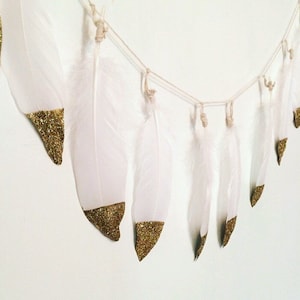 Guirnalda de plumas bañadas en purpurina dorada: decoración bohemia de plumas de ganso blancas