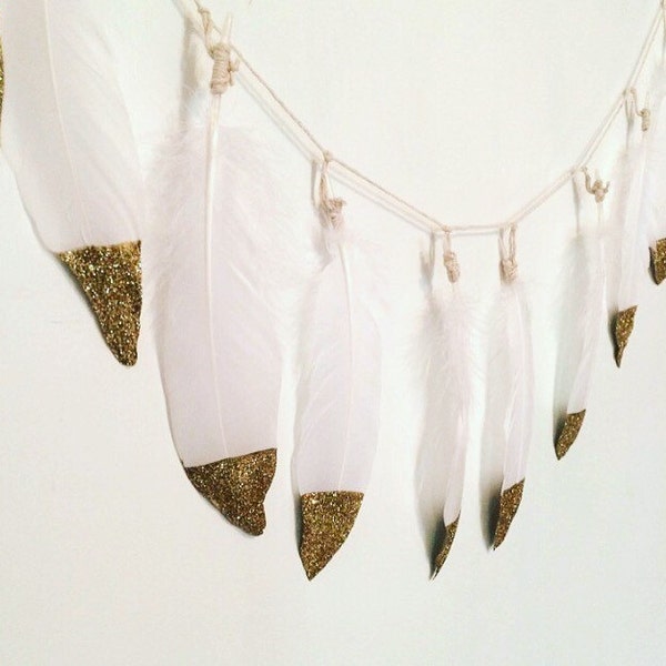 Guirnalda de plumas bañadas en purpurina dorada: decoración bohemia de plumas de ganso blancas