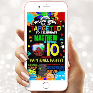 Puede incluir: Una invitación digital para una fiesta de paintball. La invitación está diseñada para parecerse a la pantalla de un teléfono inteligente con un fondo negro y salpicaduras de pintura de colores. El texto de la invitación dice "You've Been Targeted to Celebrate Matthew is Turning 10. Join Us for a Paintball Party!" La invitación incluye la fecha, la hora y el lugar de la fiesta.