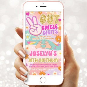 Puede incluir: Una invitación digital para una fiesta de cumpleaños número 10 con un tema psicodélico y groovy. La invitación presenta un signo de paz, el texto "Out of Single Digits" y un corazón. La invitación es rosa, azul y amarilla con un arcoíris y estrellas.