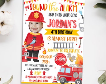 Könnte beinhalten: Eine rote und gelbe Feuerwehr-Geburtstagseinladung mit einem Fotoausschnitt für das Gesicht eines Kindes. Die Einladung lautet "Sound the Alarm and Grab Your Gear Jordan's 4th Birthday is Almost Here! Join us to Celebrate October 25th 2-4PM 123 Fireman Street, Apt 25B Los Angeles, CA 96006 RSVP Angela at 656-887-5541 By October 15th"