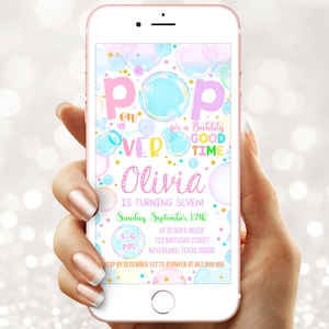 Puede incluir: Un teléfono inteligente muestra una colorida invitación con el texto "POP OVER for a Bubbly GOOD TIME". La invitación es para el séptimo cumpleaños de Olivia, con detalles como la fecha, hora y lugar. Burbujas y confeti decoran el diseño.