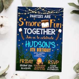 Puede incluir: Una invitación de cumpleaños azul marino con el texto "Parties are S'more Fun Together" y "Hudson's 8th Birthday". La invitación incluye una fogata, malvaviscos e ilustraciones de bosque.