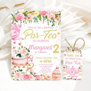 Pode incluir: Um convite rosa e dourado para uma festa de aniversário com o texto "Par-Tea" e ilustrações florais. O convite inclui detalhes para uma festa de chá, com uma etiqueta de presente combinando amarrada com barbante.