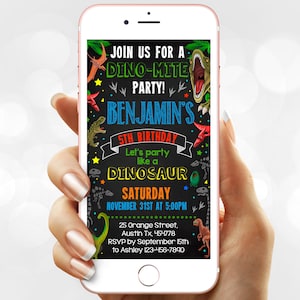 Può includere: Uno smartphone mostra un colorato invito per una festa di compleanno a tema dinosauri. L'invito include il testo "Unisciti a noi per una Dino-Mite Party!" e i dettagli per il 5° compleanno di Benjamin, inclusi data, ora e luogo.