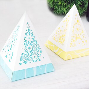 Bleu jaune pyramide boîtes faveur, Triangle Laser Cut Candy boîtes fête décorations fournitures anniversaire, Baby shower, carton de 10 boîtes de mariage