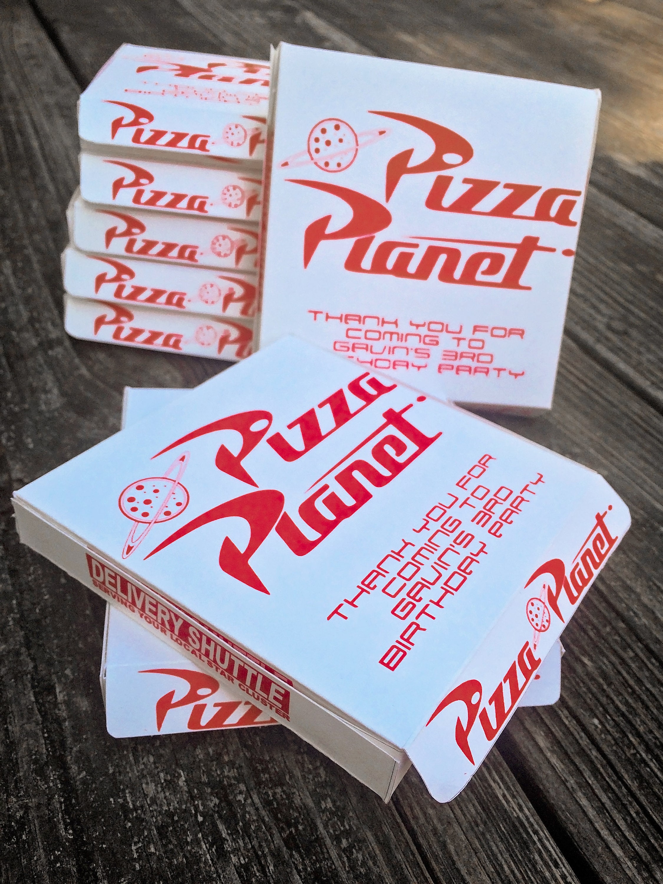 Free Top View Modern Pizza Box Mockup Design - Mockup Planet