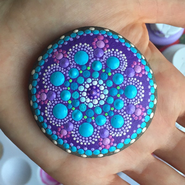 Purple Mandala Stone - Art de guérison peint à la main