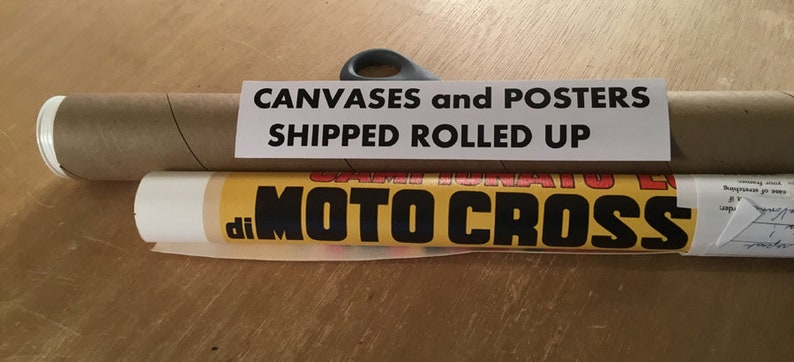 Puede incluir: Un p&oacute;ster enrollado con el texto "di MOTO CROSS" en letras negras sobre fondo amarillo. El p&oacute;ster est&aacute; dentro de un tubo de cart&oacute;n con una etiqueta blanca que dice "CANVASES and POSTERS SHIPPED ROLLED UP".