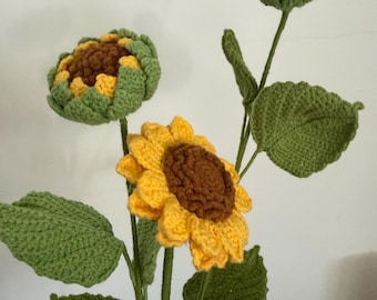 Tre girasoli lavorati a maglia a mano sono terminati.